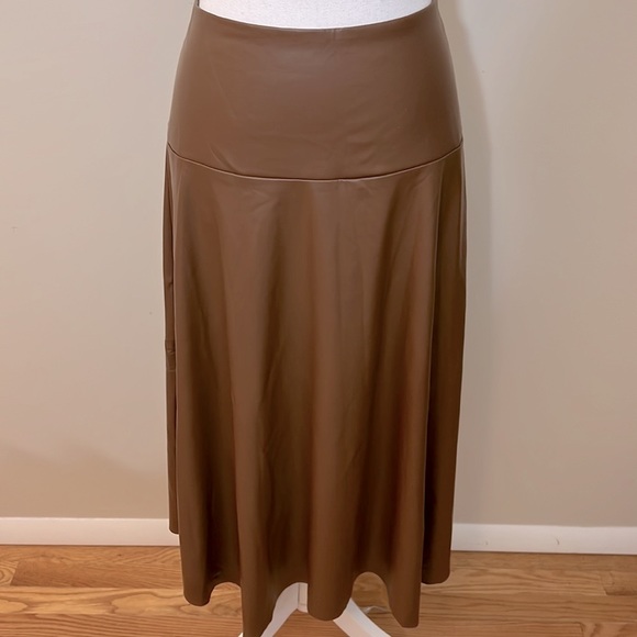 NWT / 7 For All Mankind Asymmetrical  hem, faux leather midi skirt - Size L - Picture 7 of 7